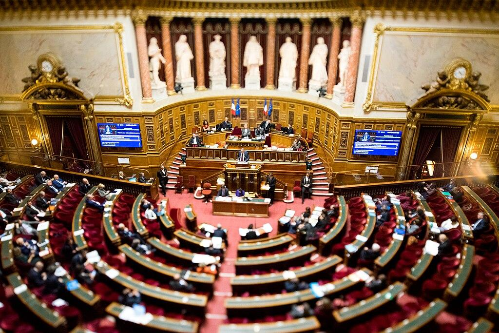 Blanchiment : le Sénat dévoile les failles françaises face à la délinquance financière.